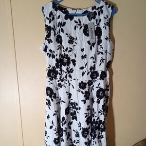 Owin Elegant Twirl Black and White Floral Sleeveless Crewneck Dress
